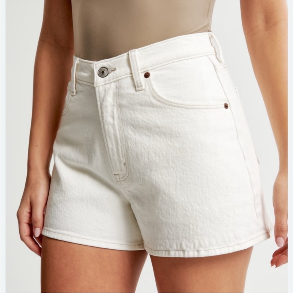 Abercrombie & Fitch The '90s Relaxed Cutoff Short High Rise 30/10 White